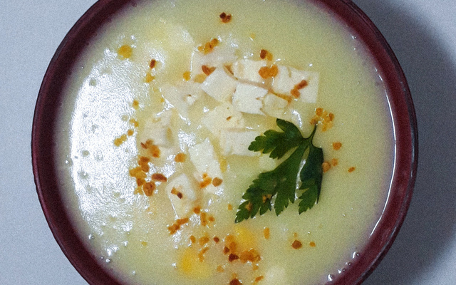 Caldo cremoso de batata, milho e queijo