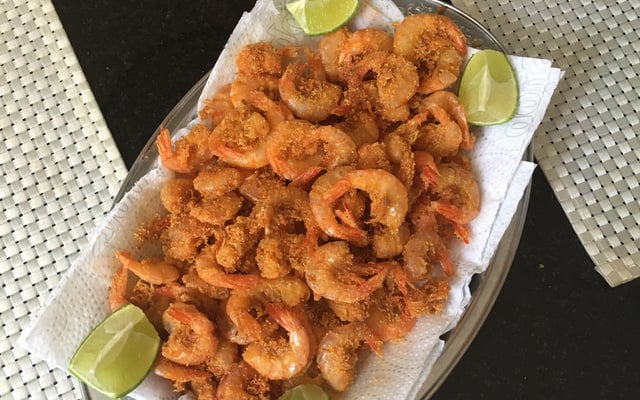 Camarão frito de praia