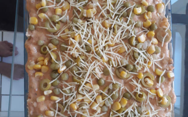 Torta de pão de forma cremosa com atum