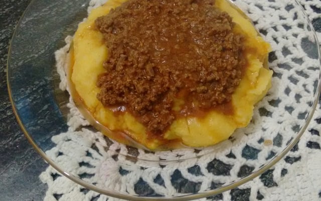 Carne moída com angu