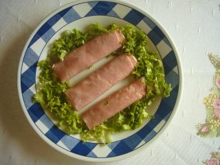 Rolinho de presunto com macarrão