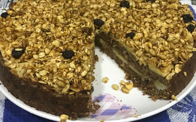 Torta integral de banana com granola