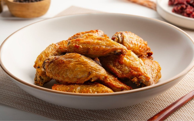 Tulipas de frango com molho de mostarda e mel em prato branco