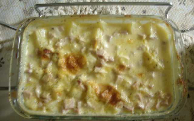 Batata gratinada com molho de queijo e presunto