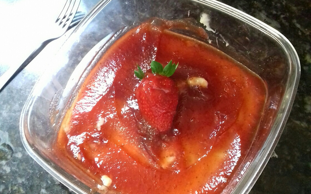 Manjar de coco com calda de morango