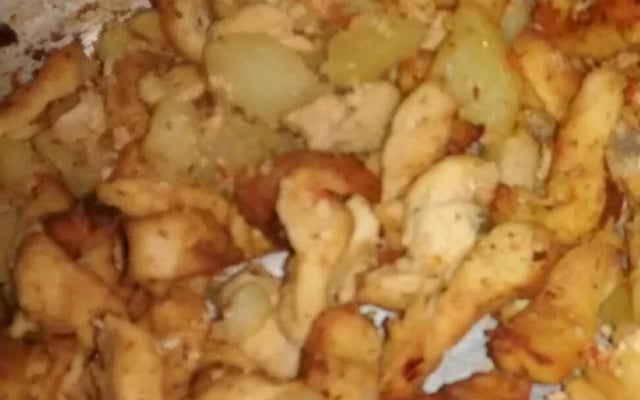 Peito de frango em tiras assado com batatas