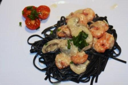 Massa Negra ao molho de camarões