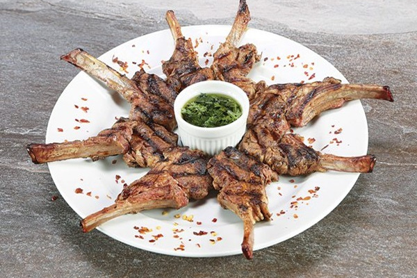 Carré de Cordeiro servido com molho de iogurte