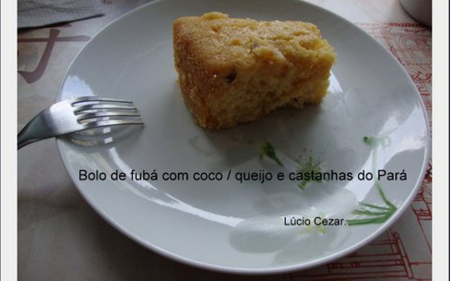 Bolo de fubá com coco,queijo parmesão e castanhas-do-pará