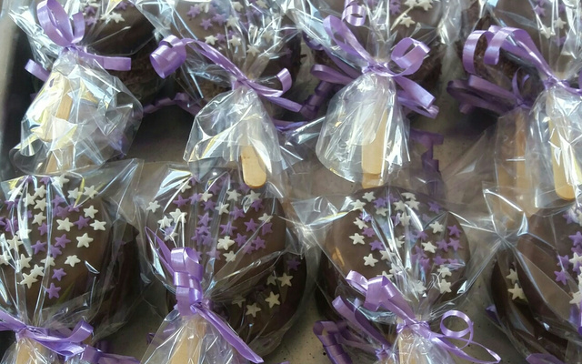 Pirulito de brigadeiro com bolacha Maria