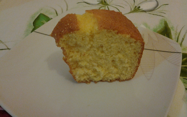 Bolo de laranja com cobertura de laranja.