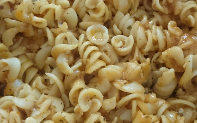 Macarrão com atum ao molho vermelho