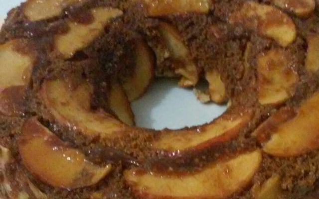 Bolo de aveia com maçã caramelizada