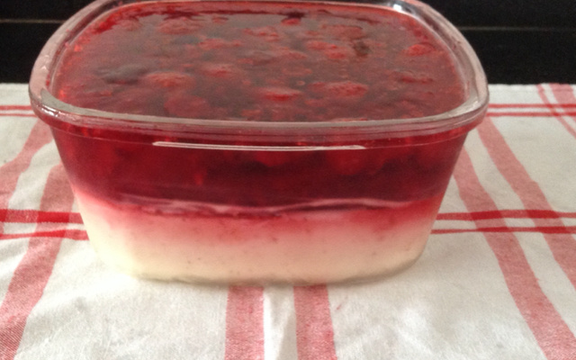 Sobremesa refrescante de frutas vermelhas