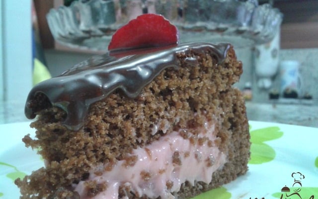 Bolo de chocolate com mousse de morango