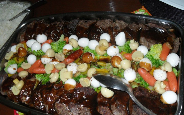 Filé mignon à primavera com molho oriental