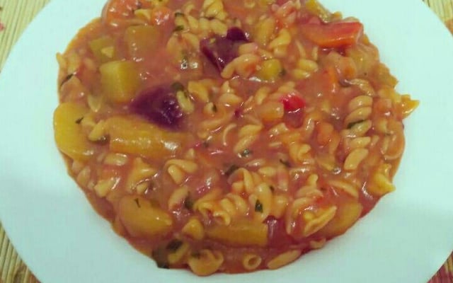 Sopa de legumes e macarrão