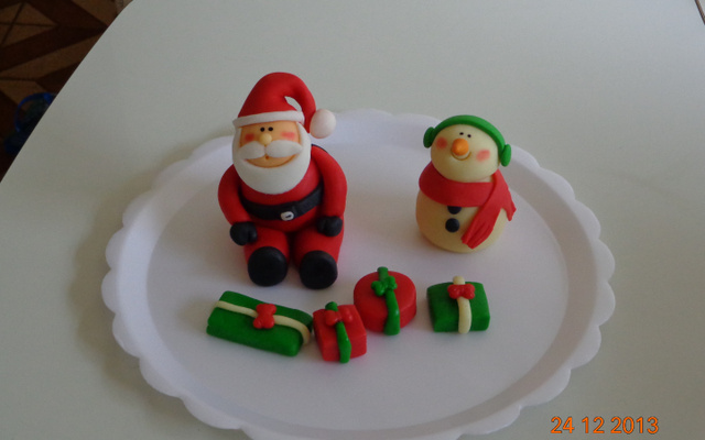 Docinhos modelados com leite ninho e leite condensado