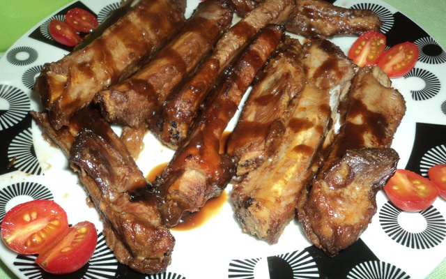 Costelinha de porco ao molho shoyu e mel