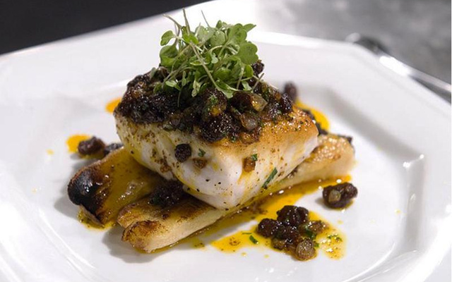 Filé de cherne com banana caramelizada e molho de passas