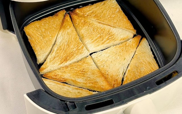 Torrada na airfryer de pão de forma cortado em triângulos