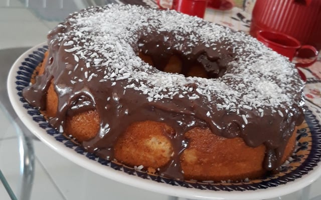 Bolo de laranja com calda de trufa de brigadeiro