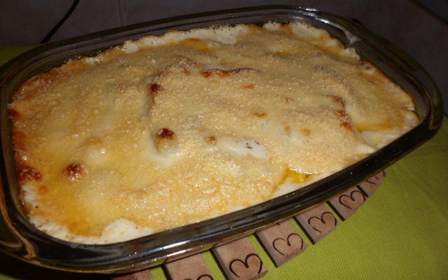 Batatas ao forno com molho branco e queijos