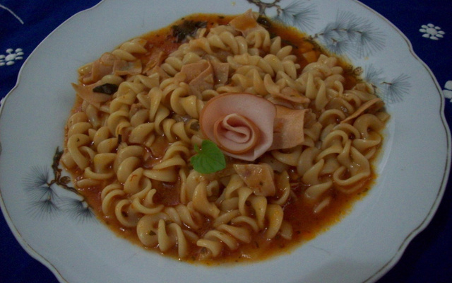 Macarrão expresso com calabresa e cenoura