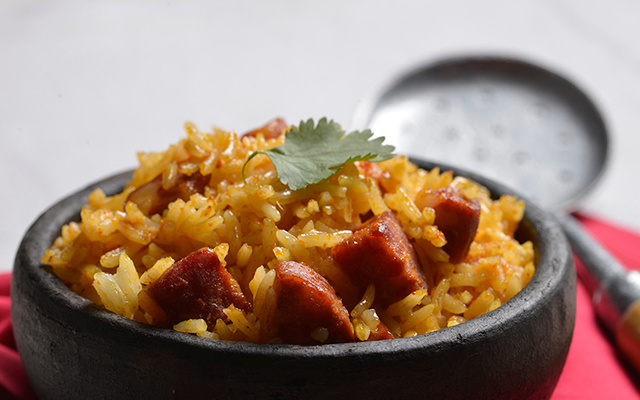 Arroz com calabresa, colorífico, cominho e coentro