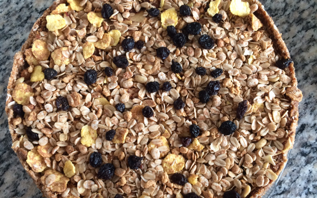 Torta integral de banana com granola