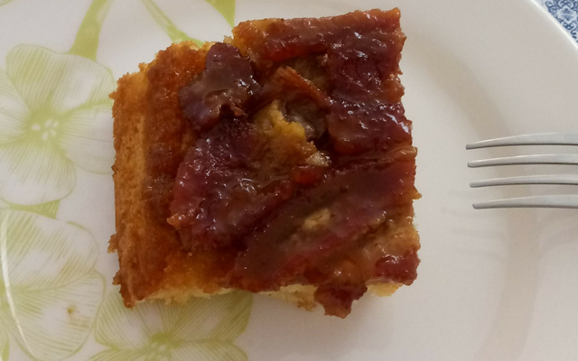 Bolo fofo com cobertura de banana caramelada