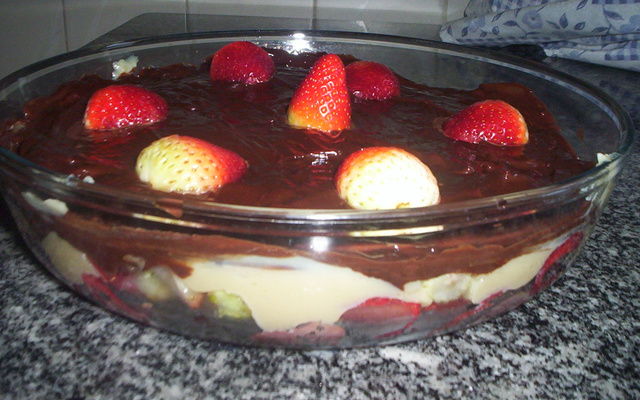 Bombom de morango na travessa