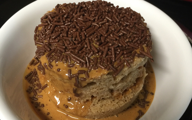 Bolo de caneca de canela com doce de leite