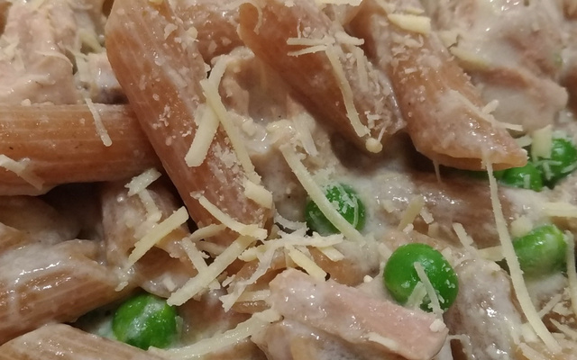 Macarrão cremoso cozido com leite