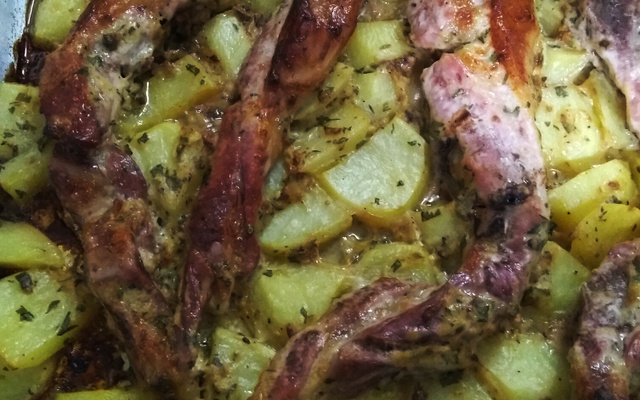 Costelinha de porco com creme de cebola