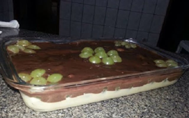 Bombom de uva na travessa