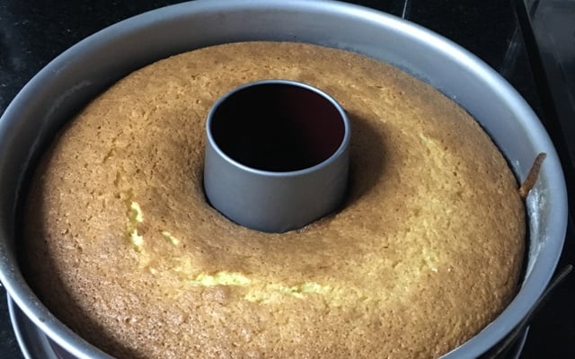 Bolo com laranja inteira