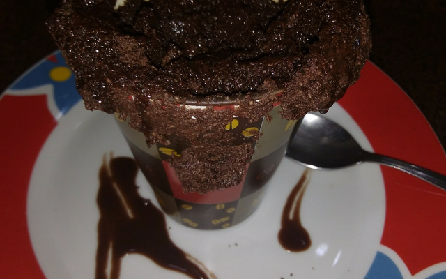 Bolo de caneca sem ovo com cobertura de chocolate