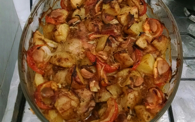 Coxa e sobrecoxa de frango assado no forno