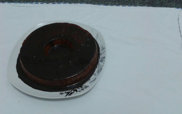 Pudim com calda de chocolate
