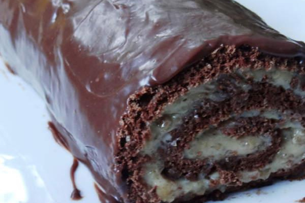 Rocambole de chocolate com nozes e amêndoas