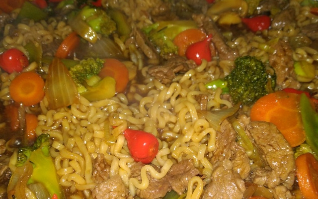 Yakissoba de carne com legumes do ED