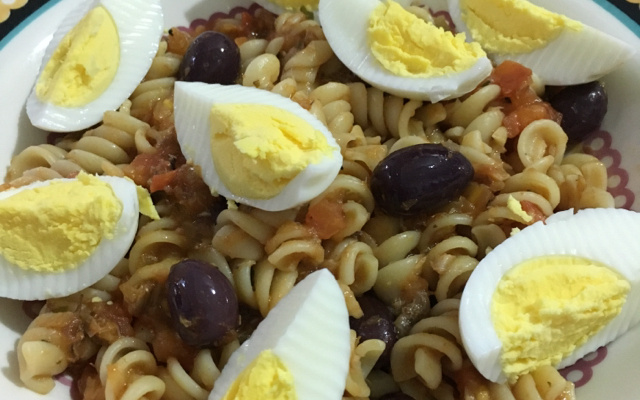 Macarrão parafuso ao molho de sardinha e ovos cozidos.