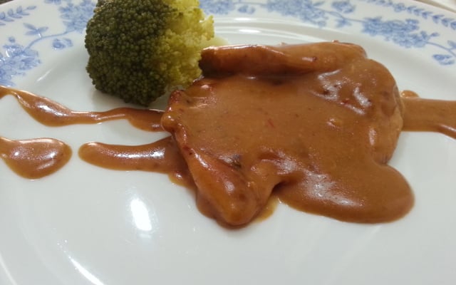 Filé de frango com ervas defumadas e geleia de pimenta