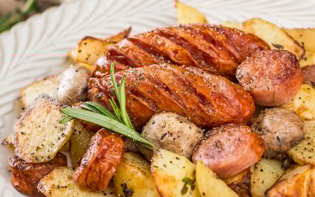 Linguiça assada com batatas