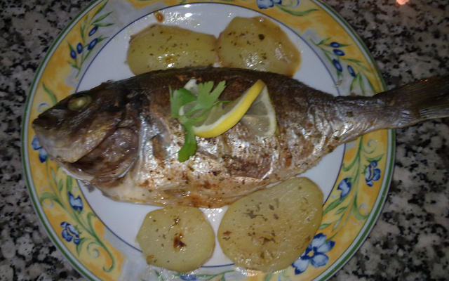 Dourado no forno com batatas