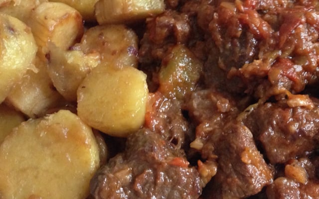 Carne de panela com batata doce caramelizada