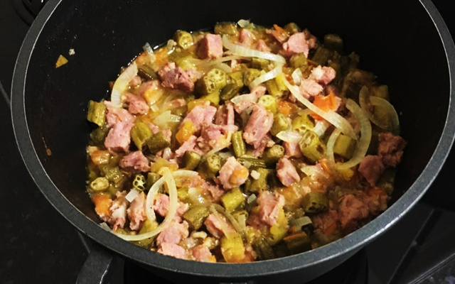 Quiabo com lingüiça