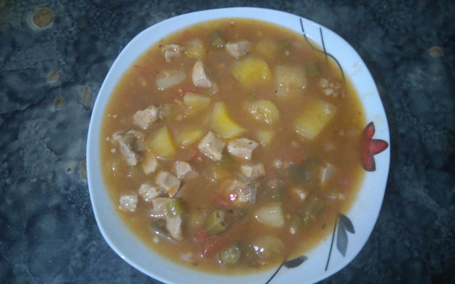 Sopa de mandioca com pernil suíno