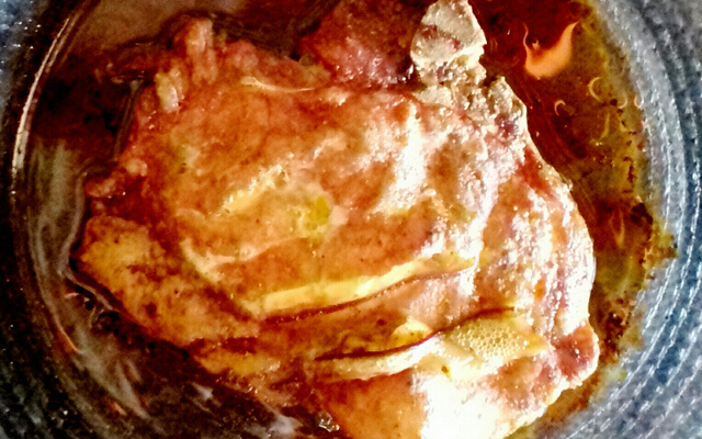 Bisteca de porco ao alho e bacon